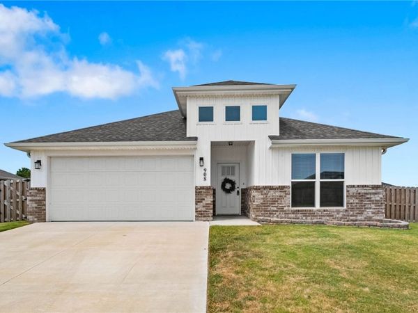 908 S Sparrow Street , Siloam Springs, AR 72761