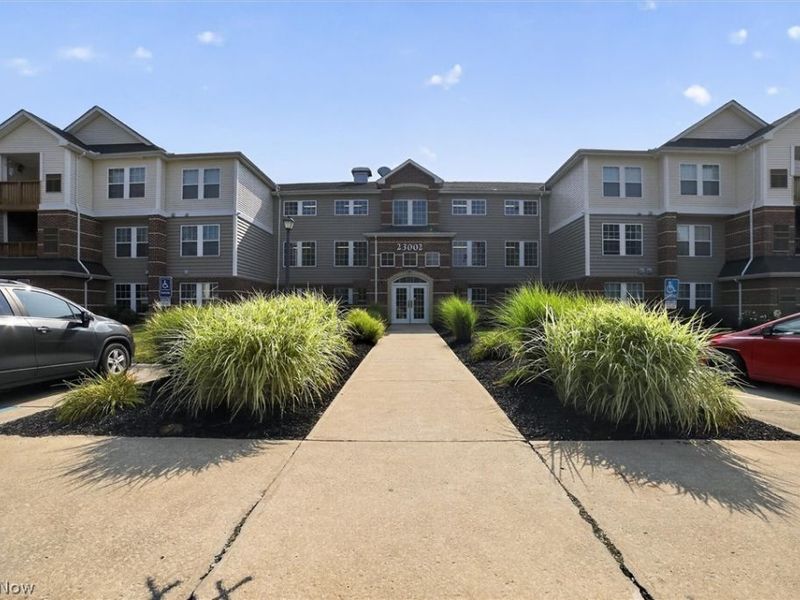 23002 Chandlers Lane, Unit 105, Olmsted Falls, OH 44138 Photo 1