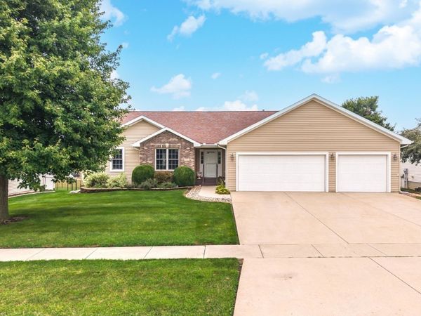 208 Whitetail Lane , Hudson, IL 61748