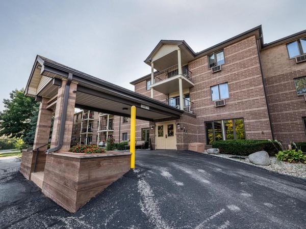 530 N Silverbrook DRIVE, Unit 104, West Bend, WI 53090