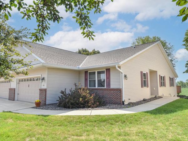 615 Ne Shna Bek TRAIL, Unit 9, Kewaskum, WI 53040