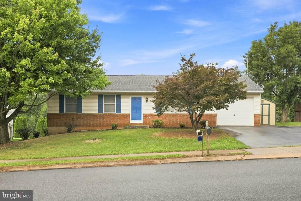 4 BARNHILL ROAD , DENVER, PA 17517