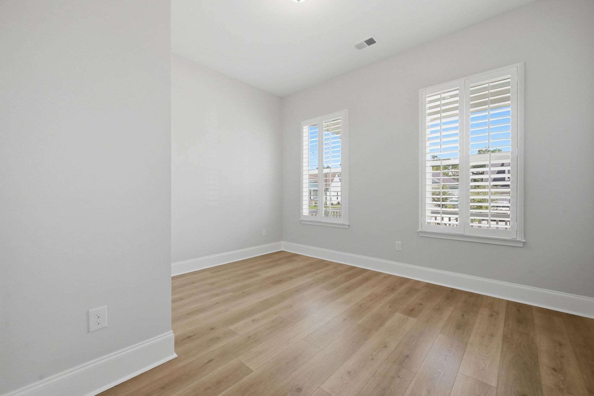 6423 Berg St. Photo 4