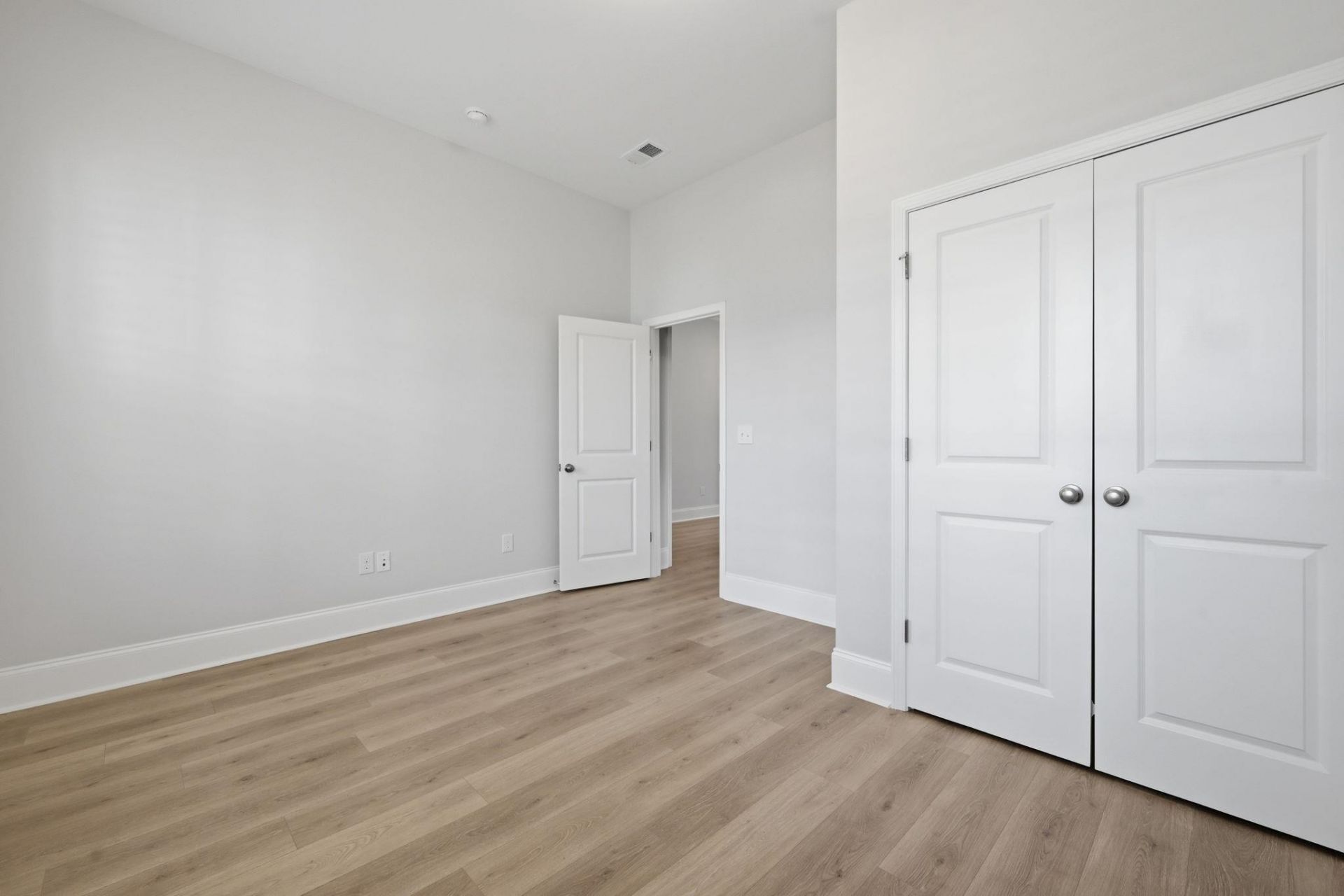6423 Berg St. Photo 5