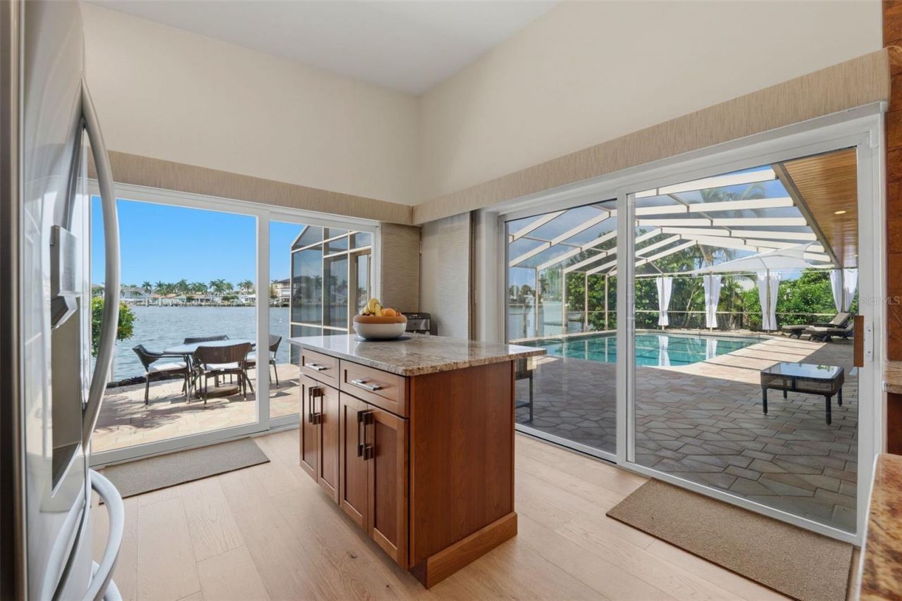 661 79th Circle S, Saint Petersburg, FL 33707 Photo