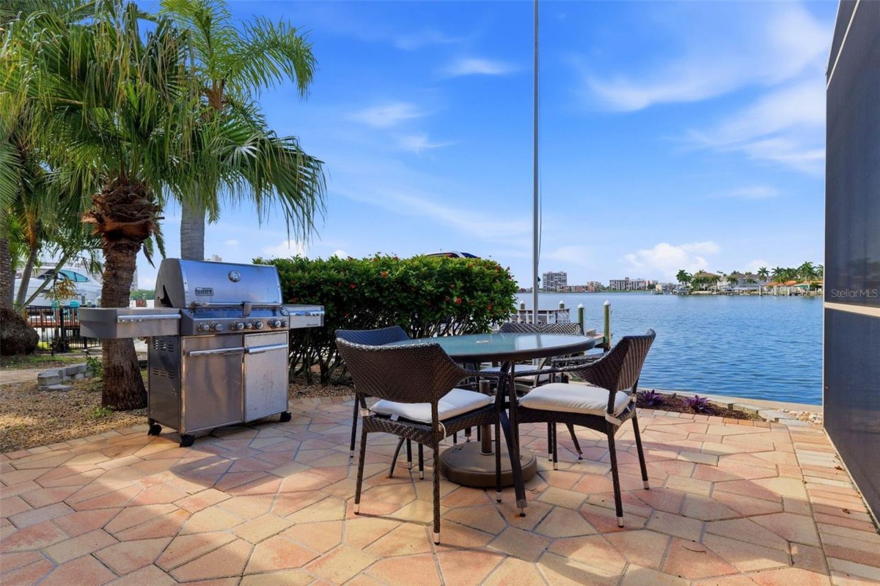 661 79th Circle S, Saint Petersburg, FL 33707 Photo