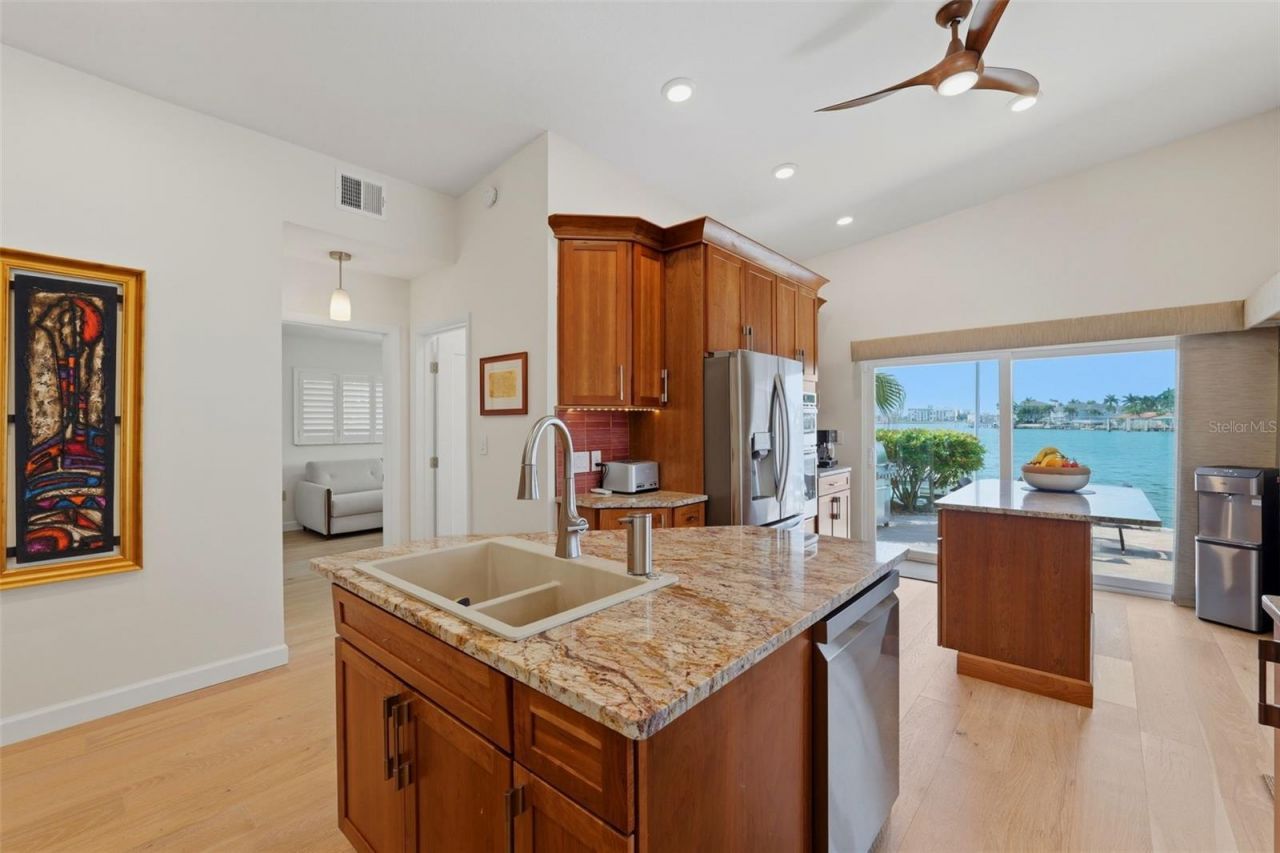 661 79th Circle S, Saint Petersburg, FL 33707 Photo