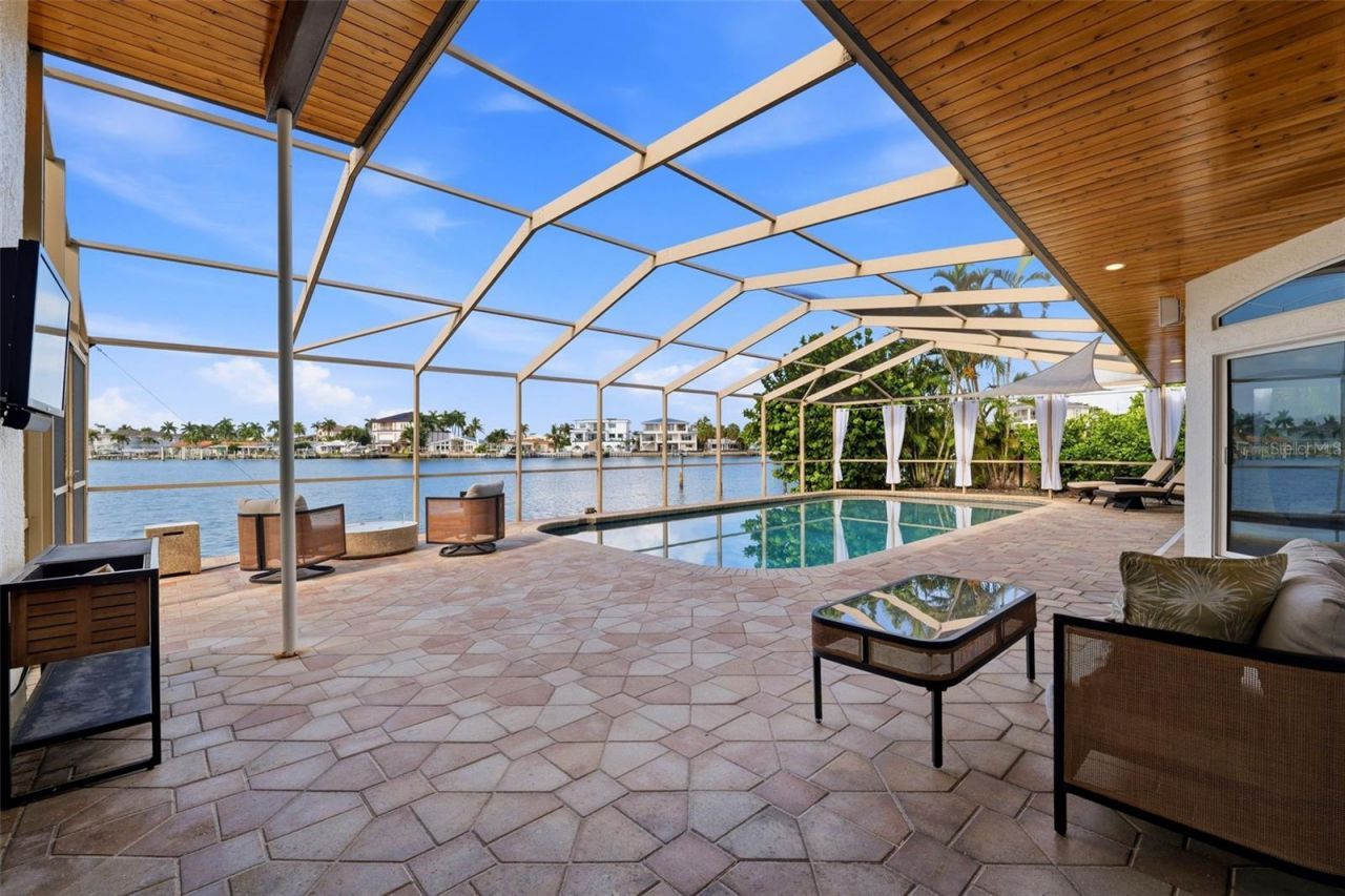 661 79th Circle S, Saint Petersburg, FL 33707 Photo