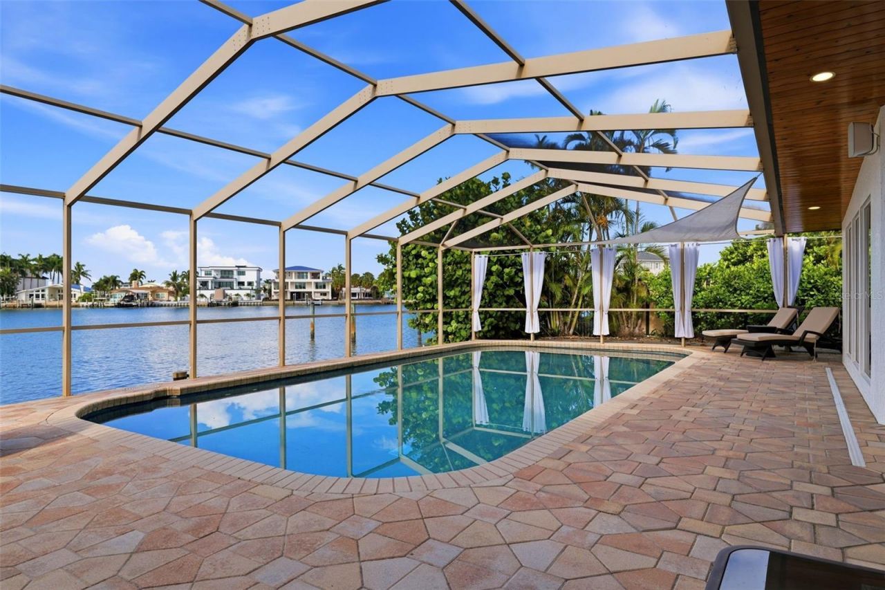 661 79th Circle S, Saint Petersburg, FL 33707 Photo