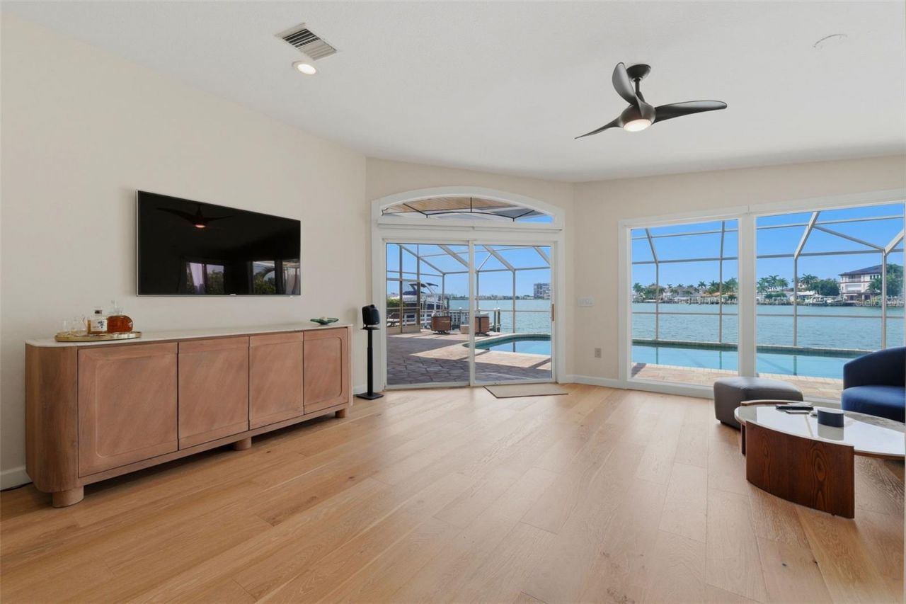 661 79th Circle S, Saint Petersburg, FL 33707 Photo