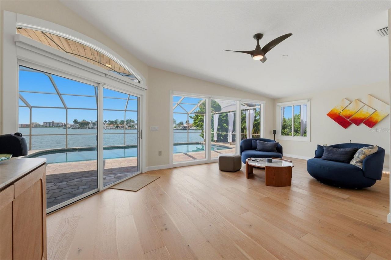 661 79th Circle S, Saint Petersburg, FL 33707 Photo
