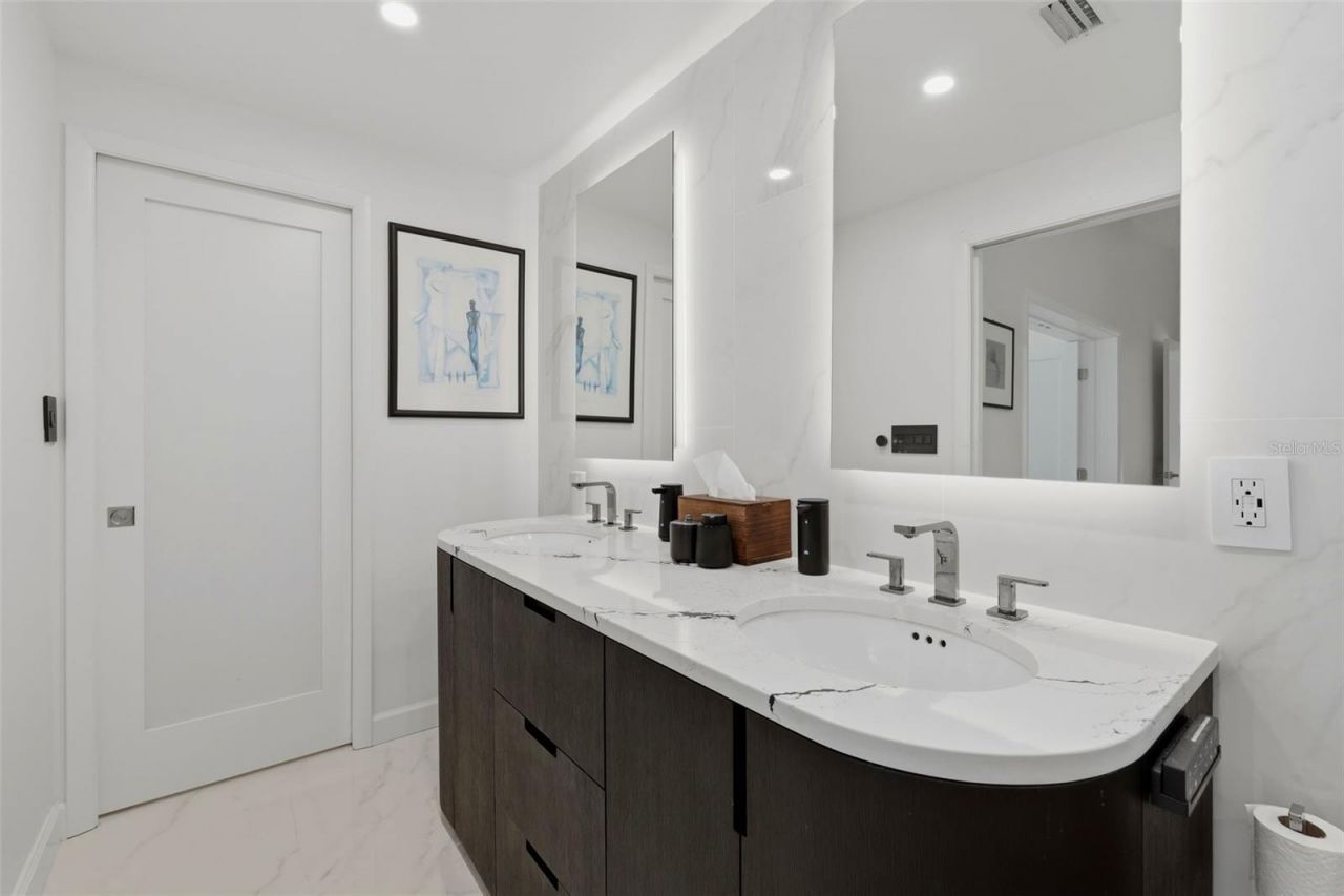661 79th Circle S, Saint Petersburg, FL 33707 Photo