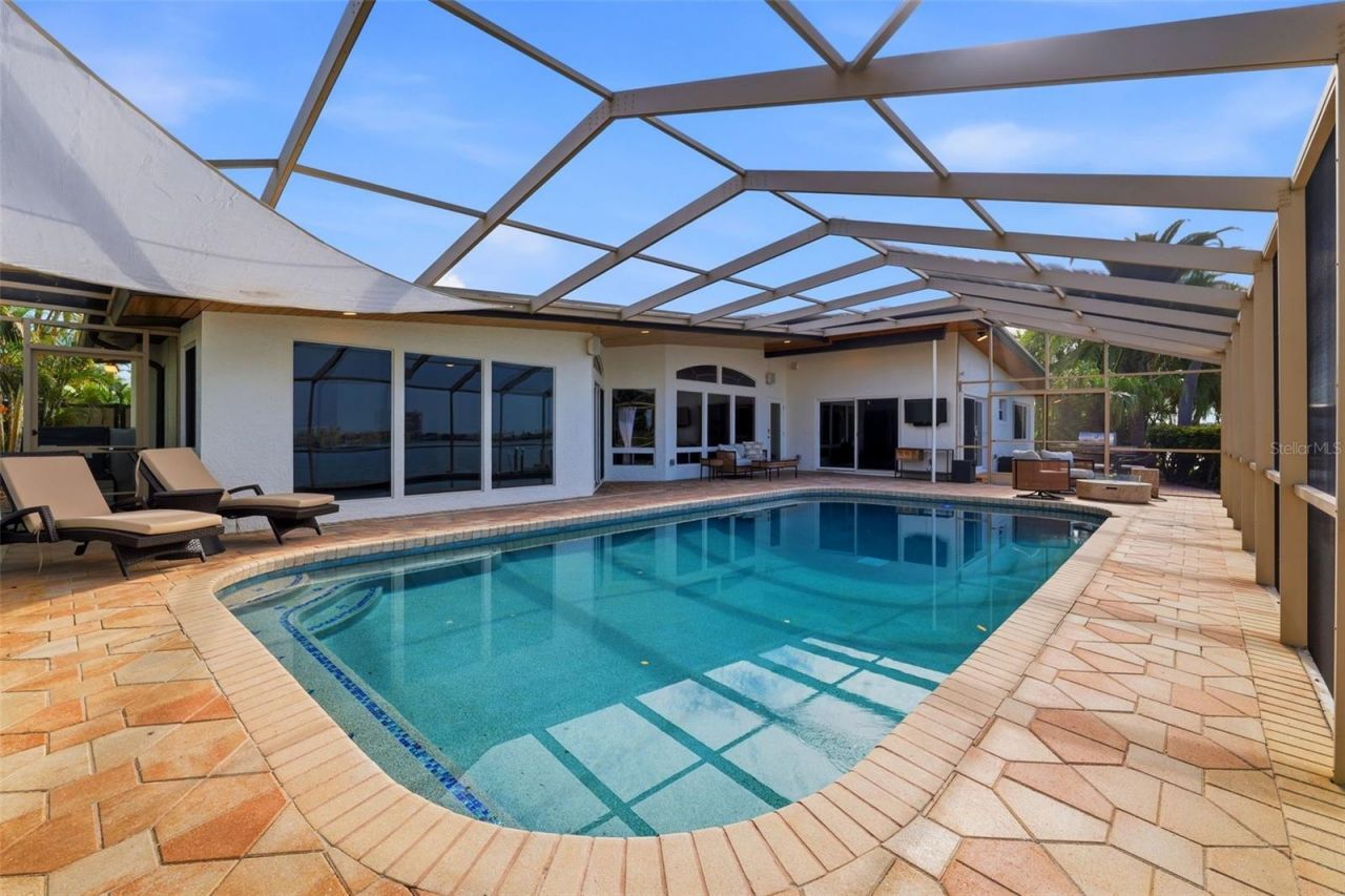 661 79th Circle S, Saint Petersburg, FL 33707 Photo
