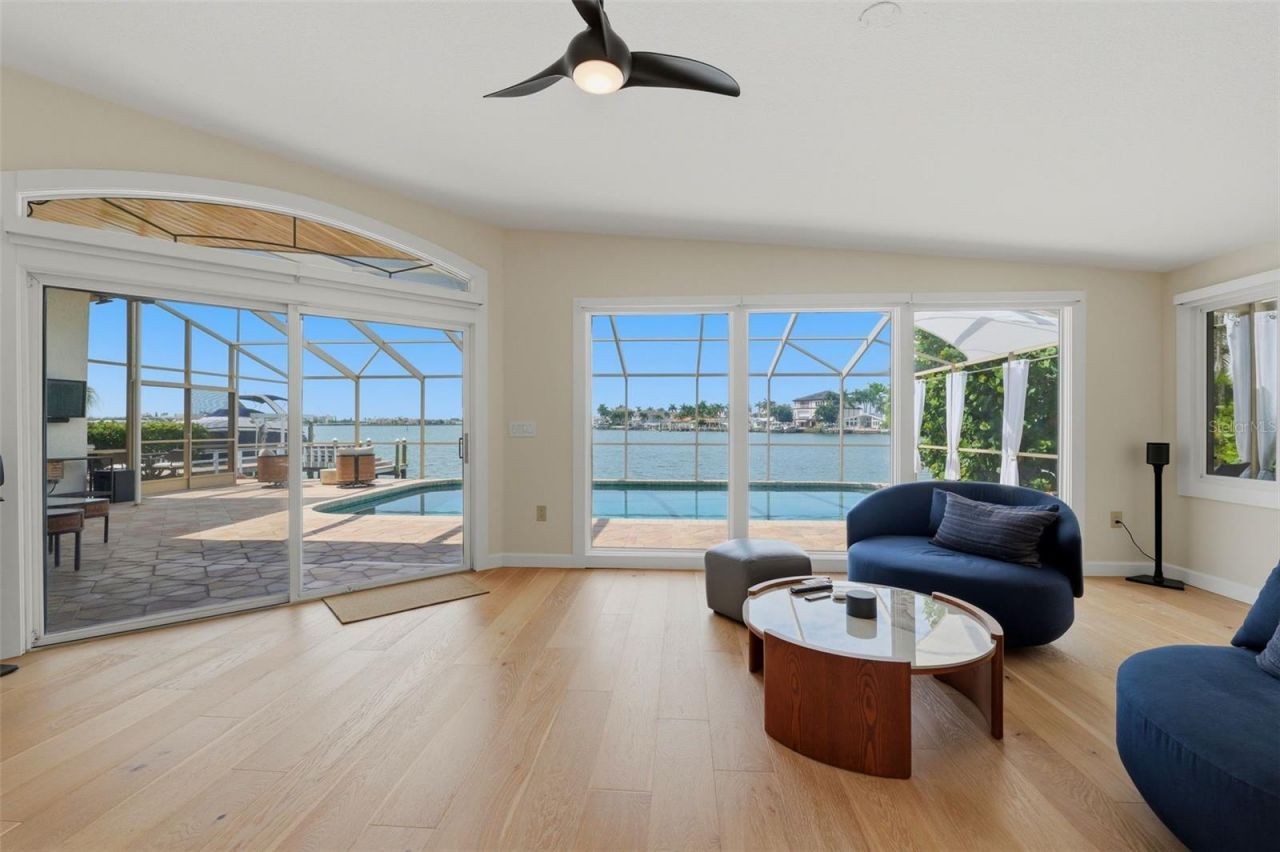 661 79th Circle S, Saint Petersburg, FL 33707 Photo