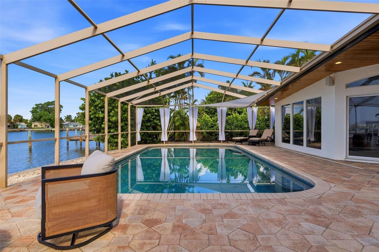 661 79th Circle S, Saint Petersburg, FL 33707 Photo