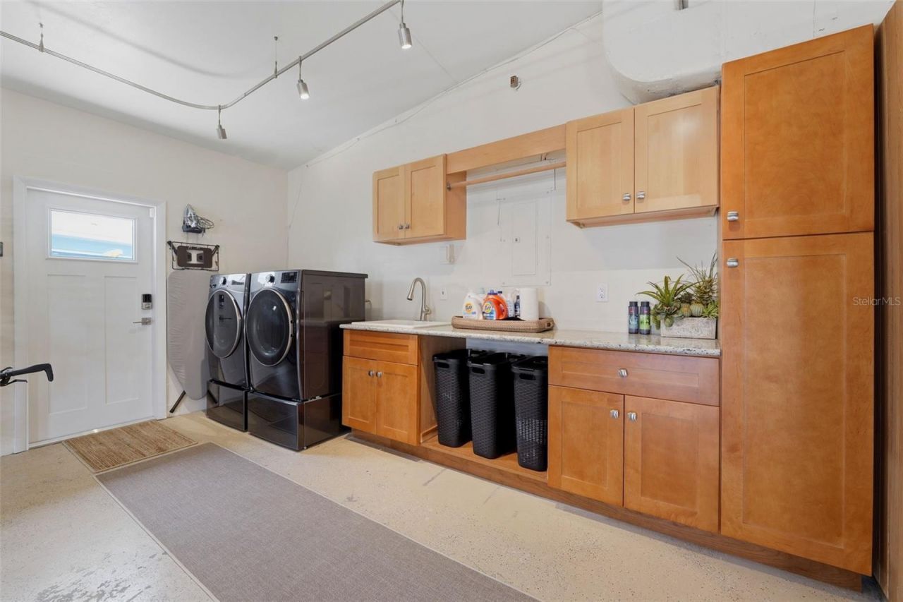 661 79th Circle S, Saint Petersburg, FL 33707 Photo