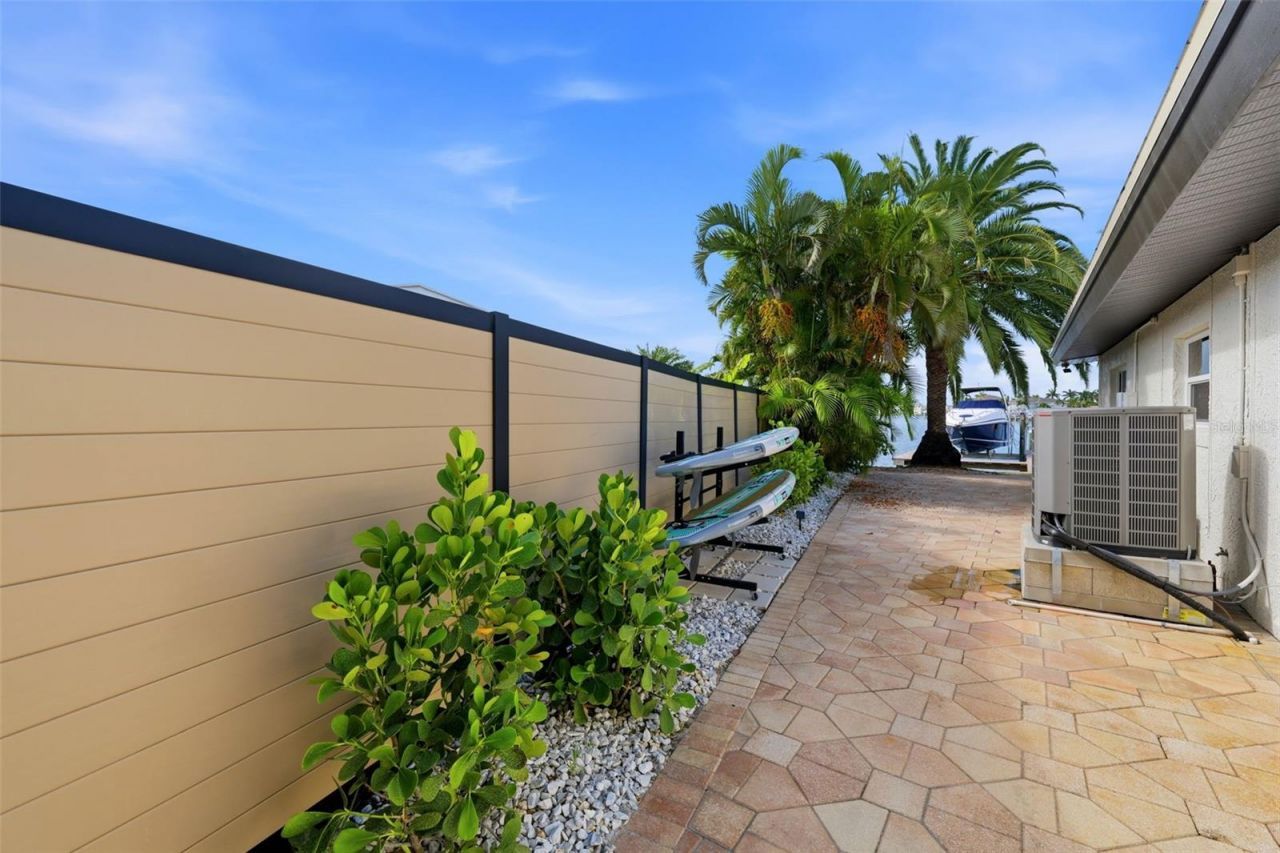661 79th Circle S, Saint Petersburg, FL 33707 Photo
