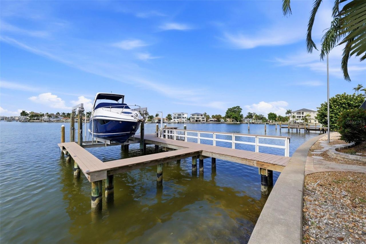 661 79th Circle S, Saint Petersburg, FL 33707 Photo