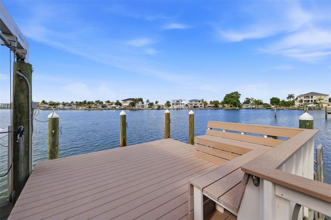 661 79th Circle S, Saint Petersburg, FL 33707 Photo