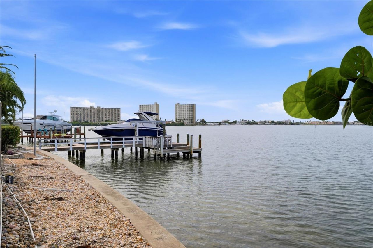661 79th Circle S, Saint Petersburg, FL 33707 Photo