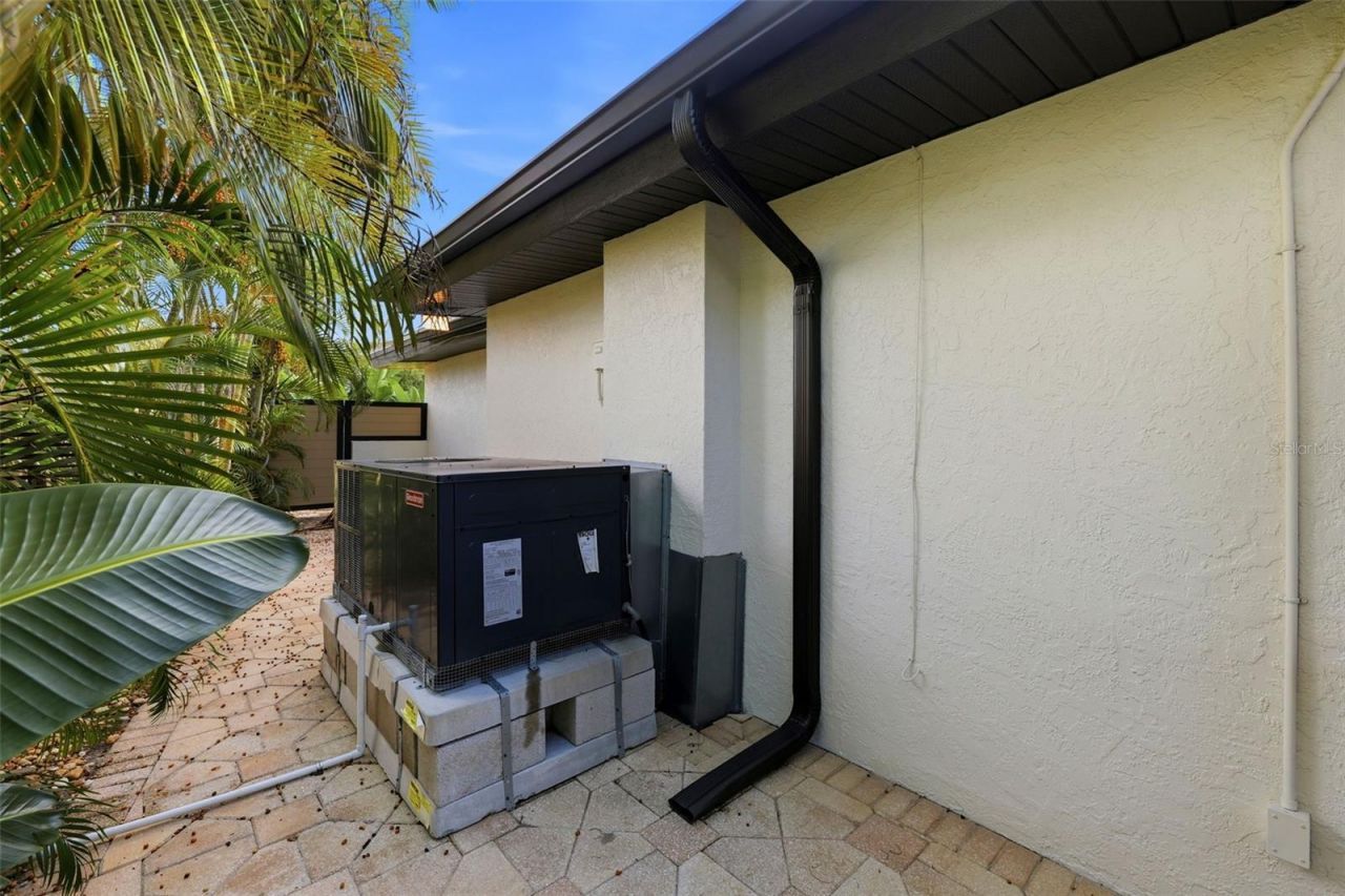 661 79th Circle S, Saint Petersburg, FL 33707 Photo