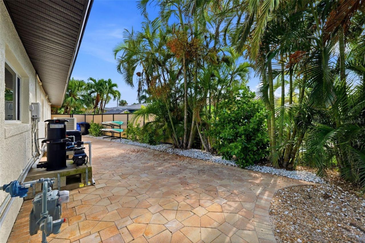 661 79th Circle S, Saint Petersburg, FL 33707 Photo