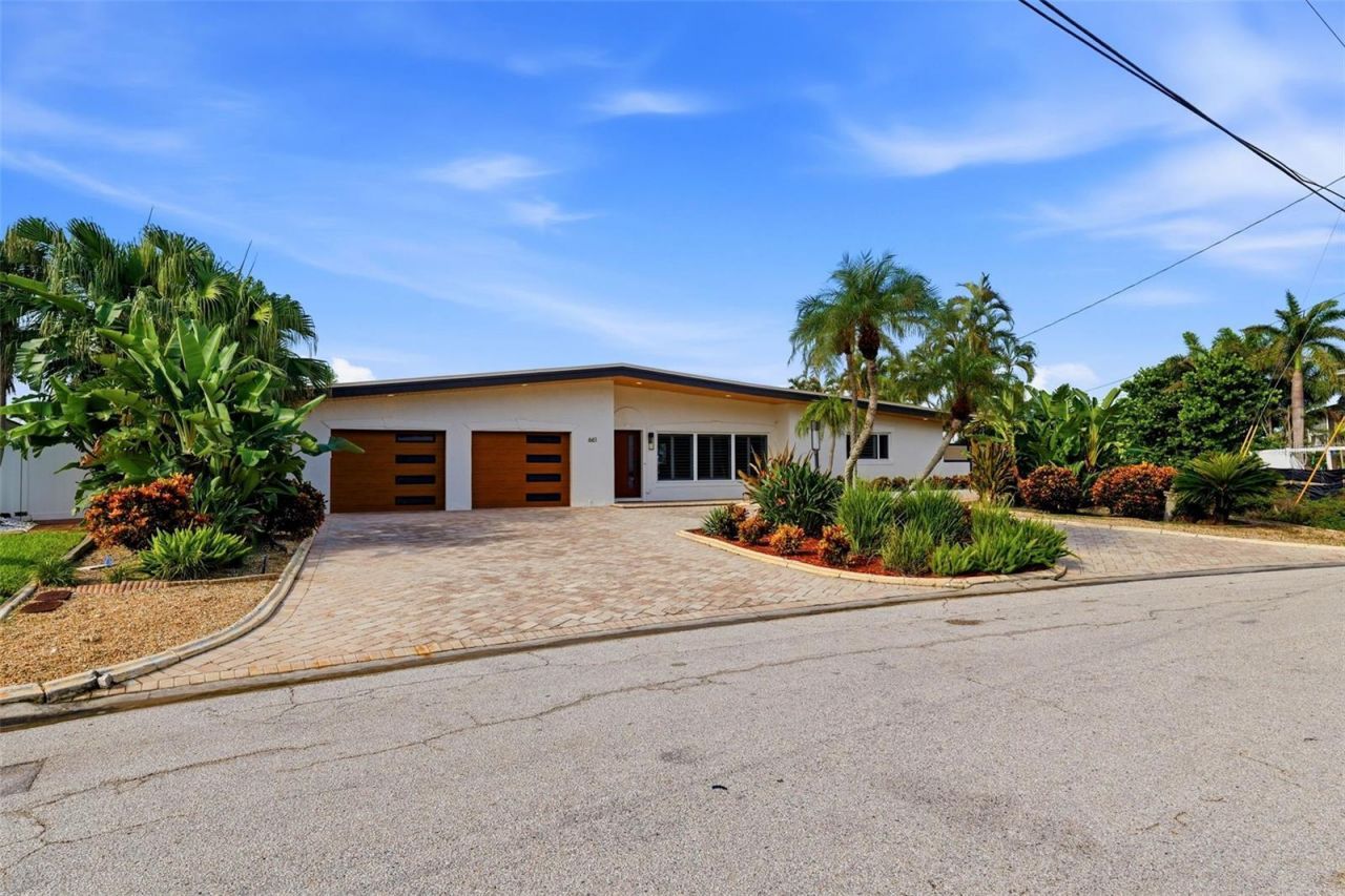 661 79th Circle S, Saint Petersburg, FL 33707 Photo