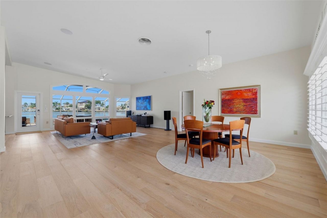 661 79th Circle S, Saint Petersburg, FL 33707 Photo