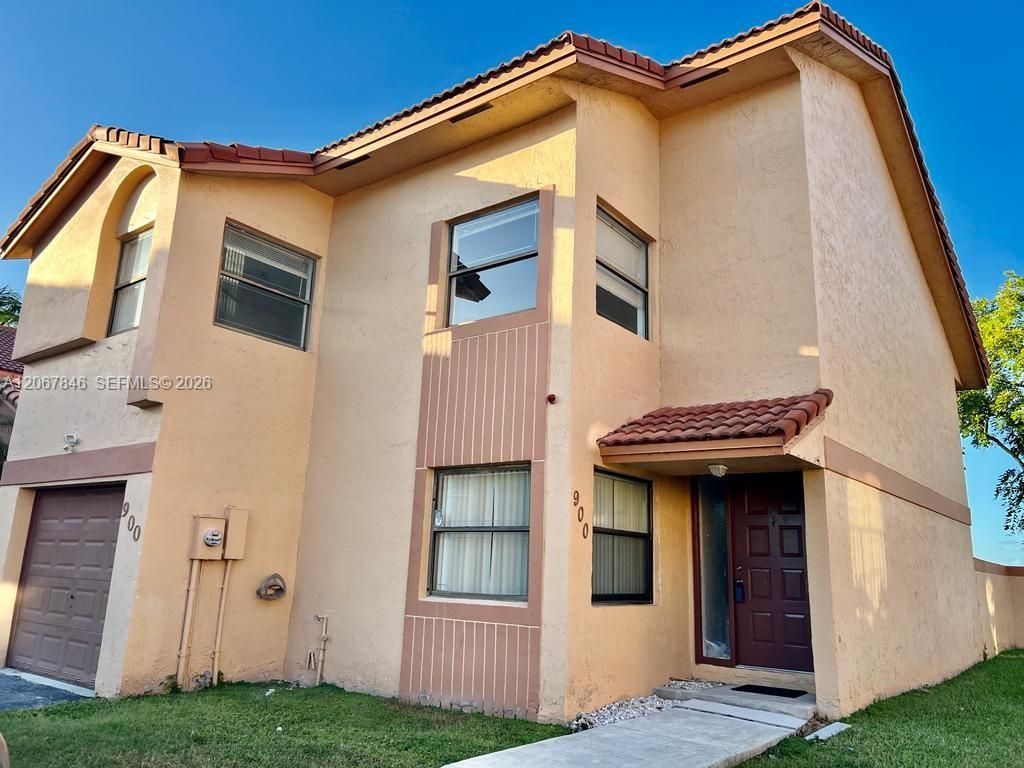 900 SW 113th Ter, Pembroke Pines, FL 33025 Photo