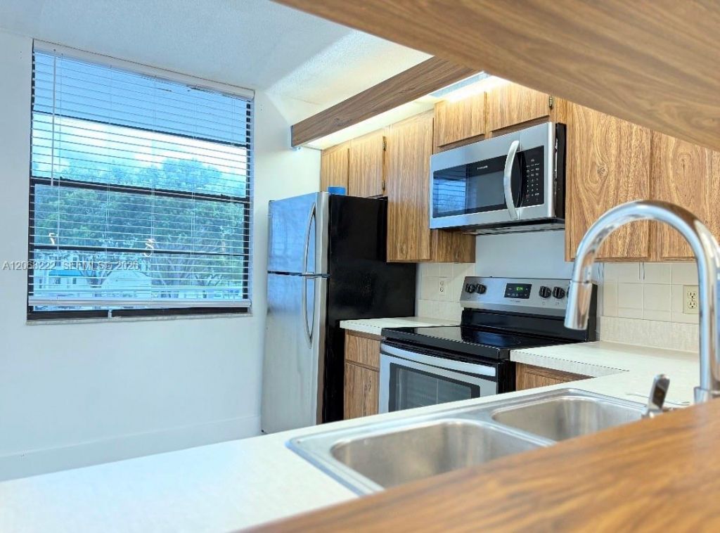 3526 Whitehall Dr , Unit 302, West Palm Beach, FL 33401 Photo