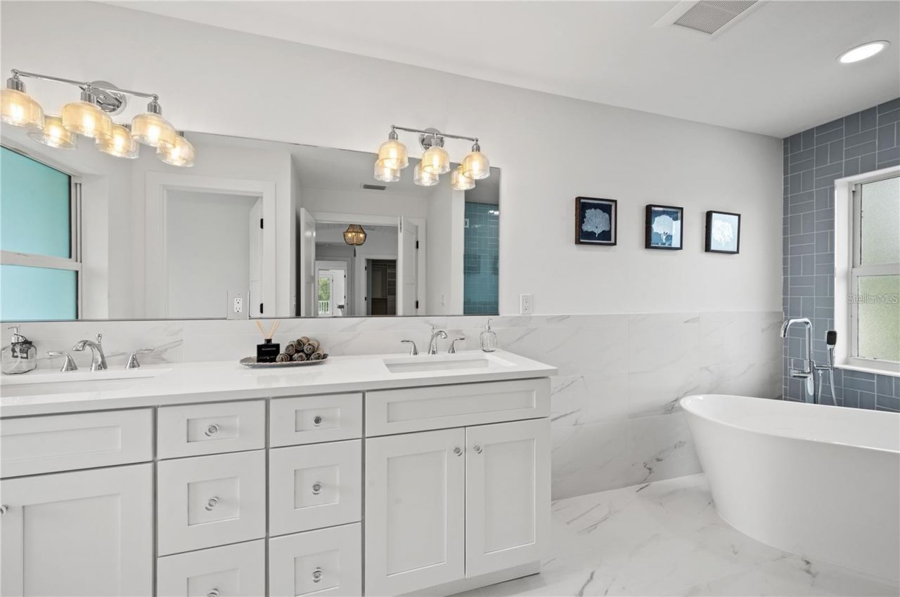 1647 Siesta Drive, Sarasota, FL 34239 Photo