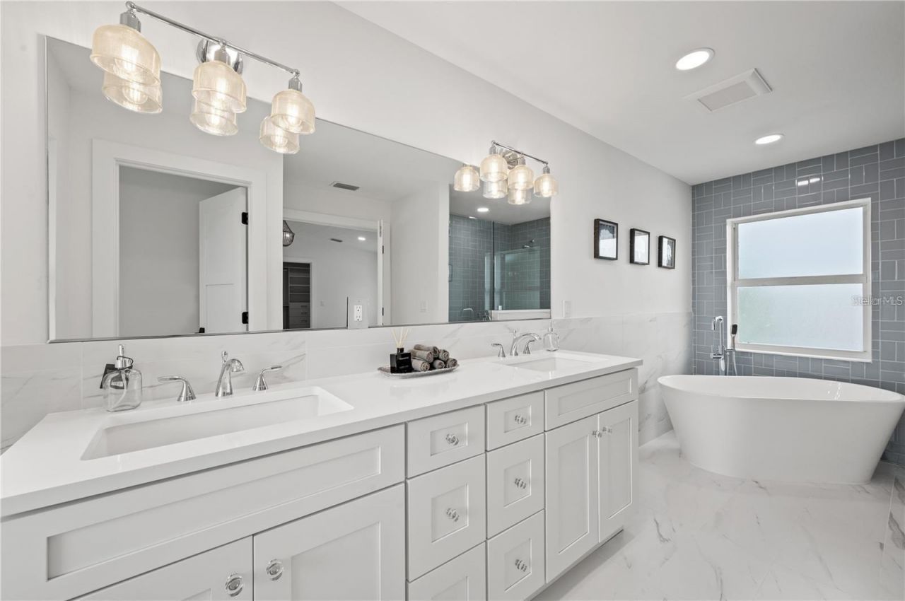 1647 Siesta Drive, Sarasota, FL 34239 Photo
