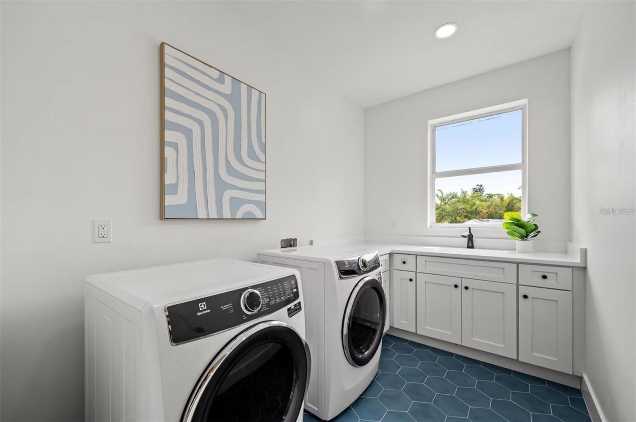 1647 Siesta Drive, Sarasota, FL 34239 Photo