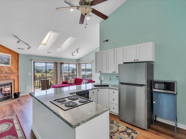 150 Sailors Cove DR, UNIT 1218, Moneta, VA 24121