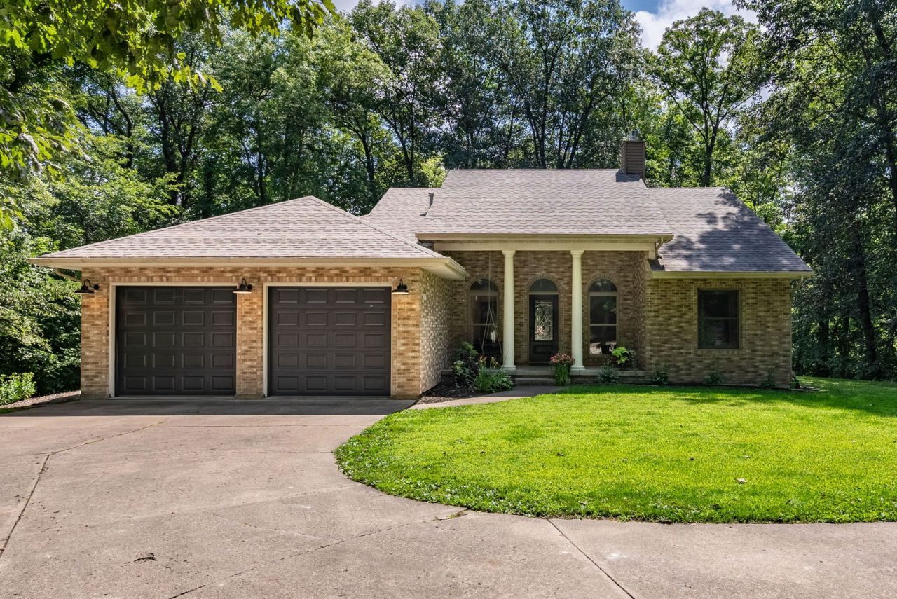 2247 Bentwood Drive, Muscatine, IA 52761 Main Photo