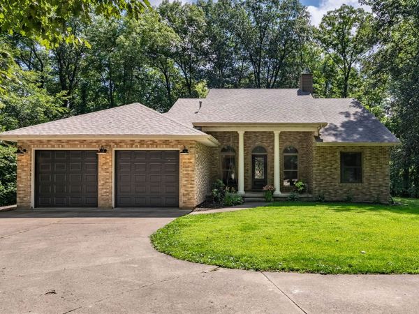 2247 Bentwood Drive , Muscatine, IA 52761
