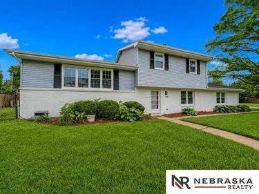 4915 Oaks Lane, Omaha, NE 68137