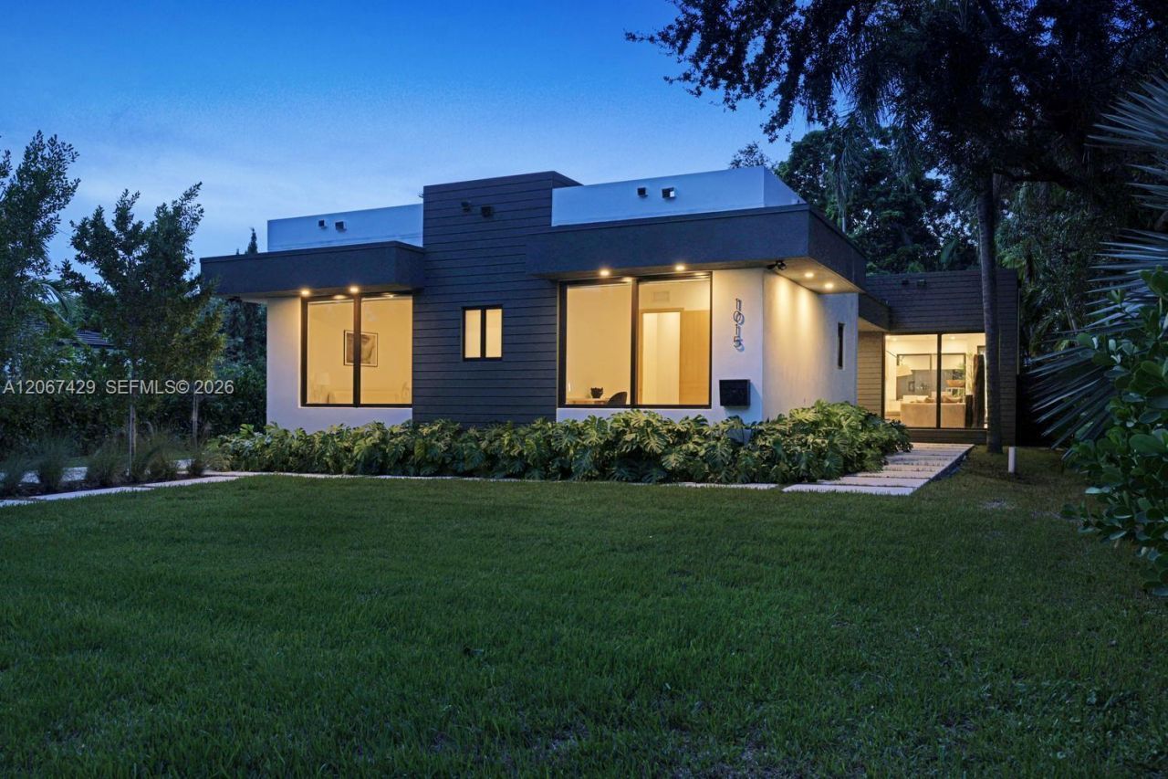 1015 NE 114th St , Biscayne Park, FL 33161 Photo