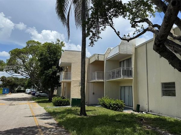 415 Executive Center Dr , Unit 203, West Palm Beach, FL 33401