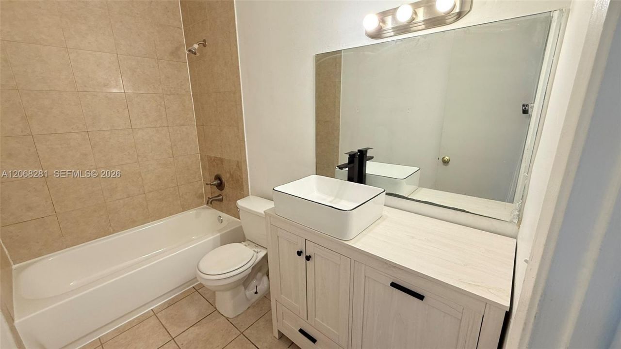 415 Executive Center Dr, Unit 203, West Palm Beach, FL 33401 Photo