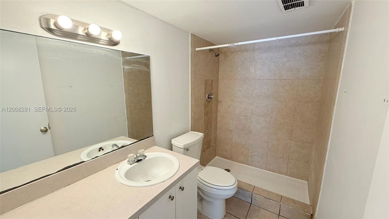 415 Executive Center Dr, Unit 203, West Palm Beach, FL 33401 Photo