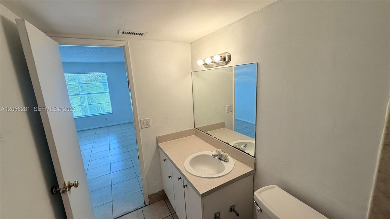 415 Executive Center Dr, Unit 203, West Palm Beach, FL 33401 Photo