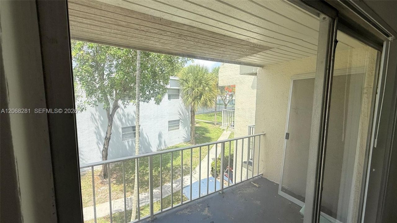 415 Executive Center Dr, Unit 203, West Palm Beach, FL 33401 Photo