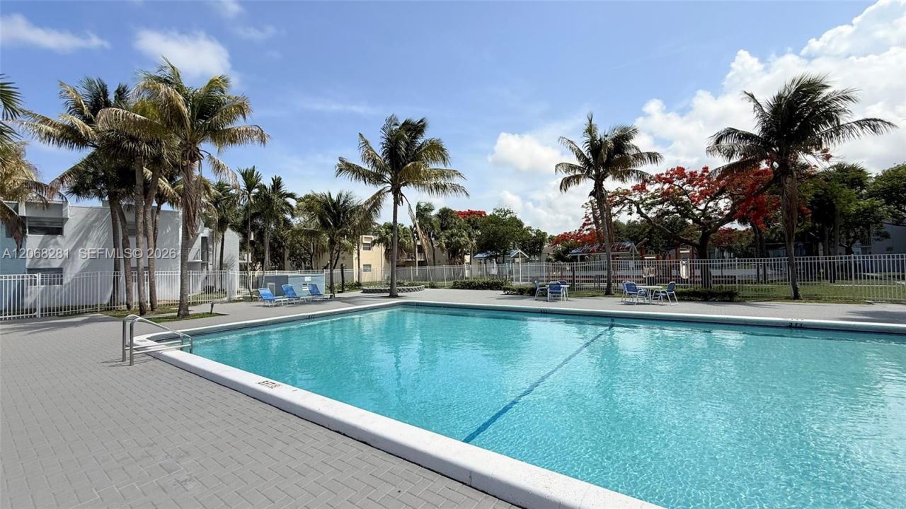 415 Executive Center Dr, Unit 203, West Palm Beach, FL 33401 Photo