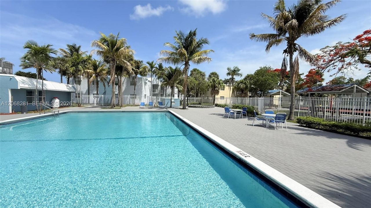 415 Executive Center Dr, Unit 203, West Palm Beach, FL 33401 Photo