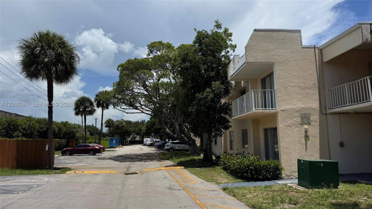 415 Executive Center Dr, Unit 203, West Palm Beach, FL 33401 Photo