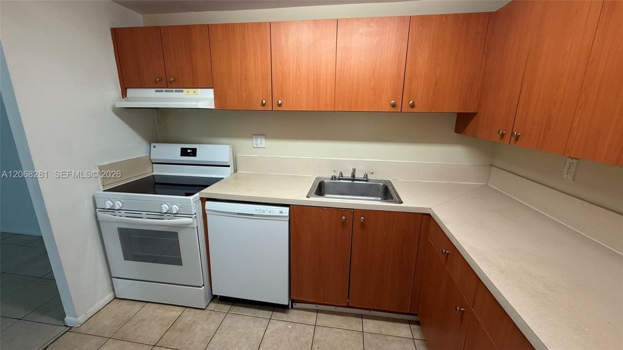 415 Executive Center Dr, Unit 203, West Palm Beach, FL 33401 Photo