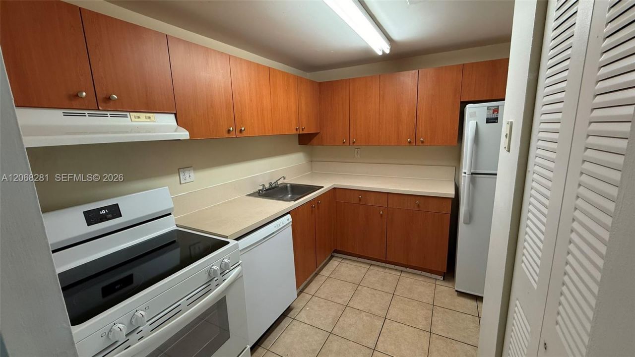 415 Executive Center Dr, Unit 203, West Palm Beach, FL 33401 Photo