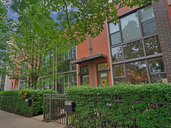 631 W OAK Street, Chicago, IL 60610