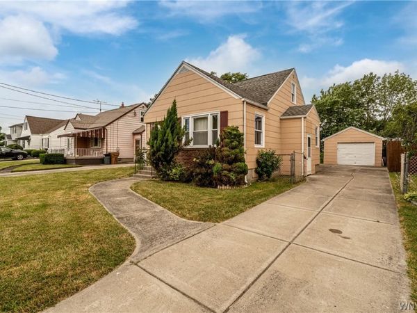 124 Park Edge Dr , Cheektowaga, NY 14225